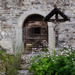 Altes Tor zur Burg mit Kreuz