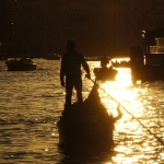 Gegenlichtaufnahme am Canale Grande in Venedig