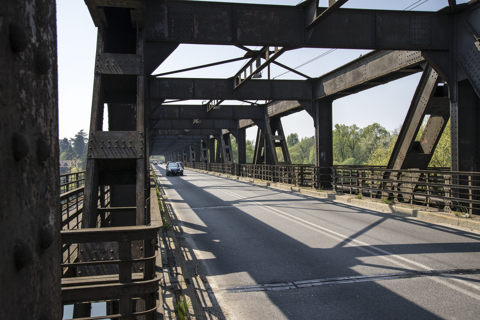 Die Stahlbrücke von Sesto Calende