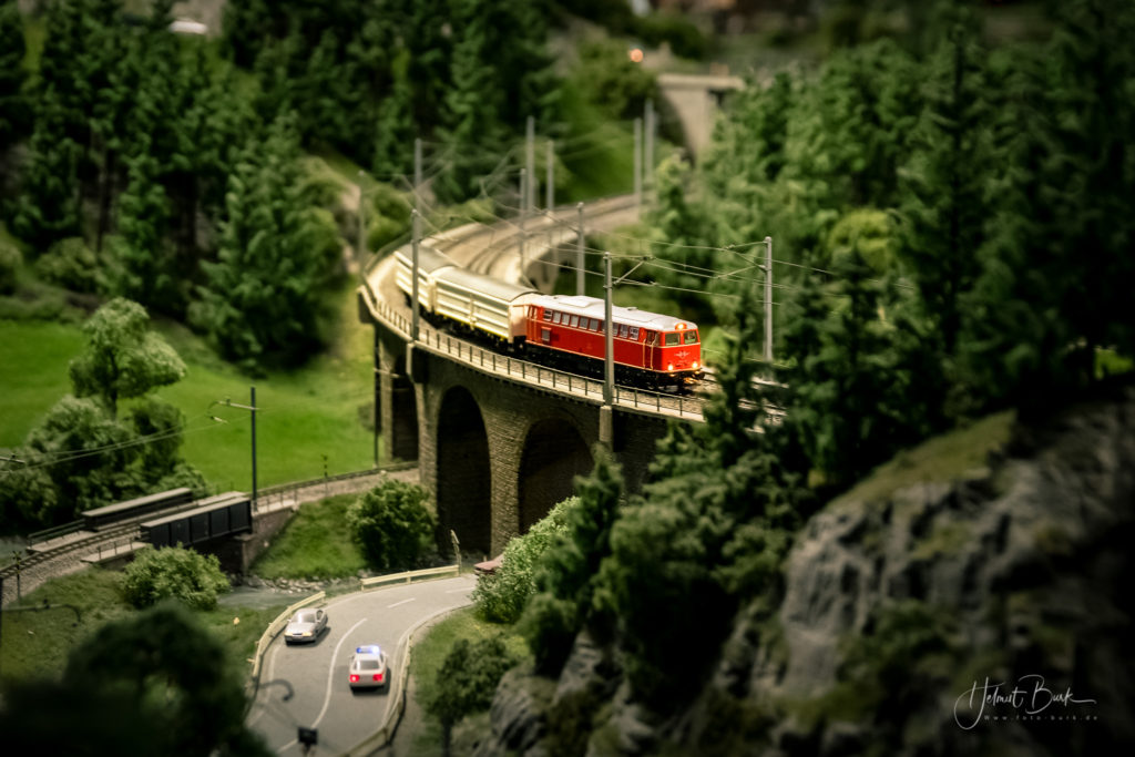 Zug auf einer Brücke